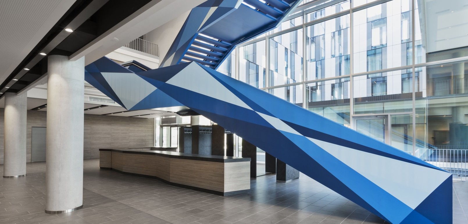 Treppe in blauem Designe im Science Congress Center.