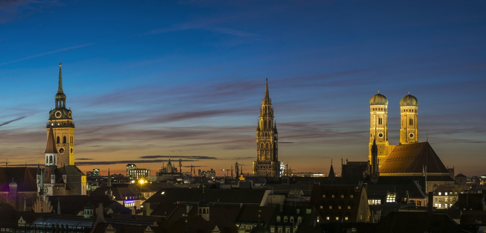 Nr. 2180s Panorama Altstadt Abend Foto Joerg Lutz